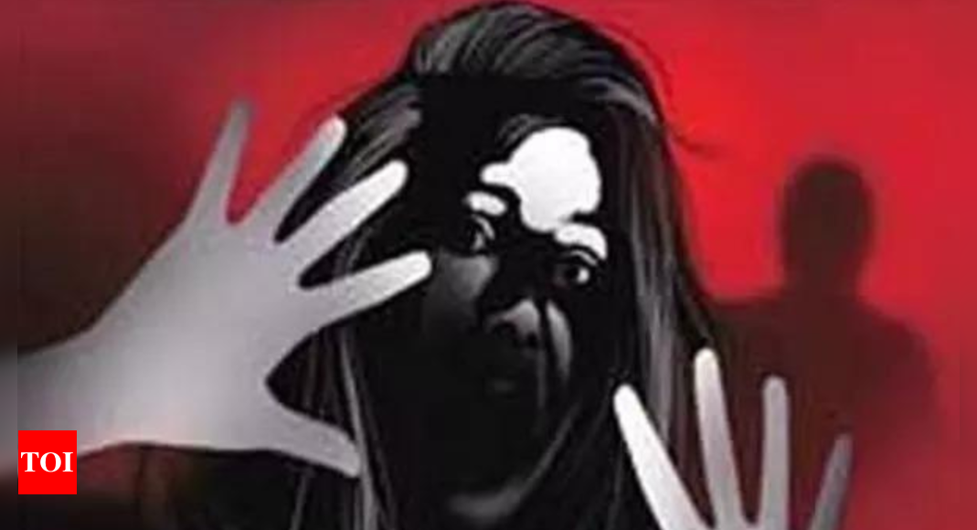 4 cops, 2 government staffers held for molesting, abducting student | Mumbai News