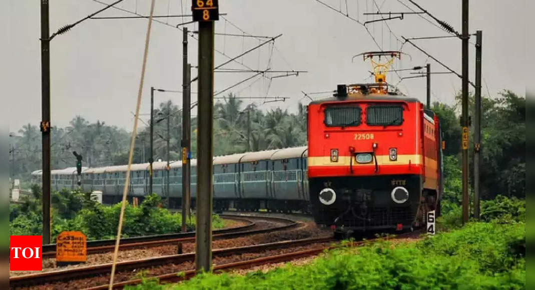 bomb scare halts purushottam express train for over 3 hours in up | Delhi News